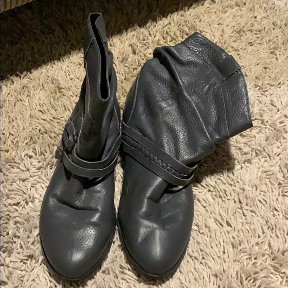 Woman’s Ciao Bella Gray  leather Boots, Size 7